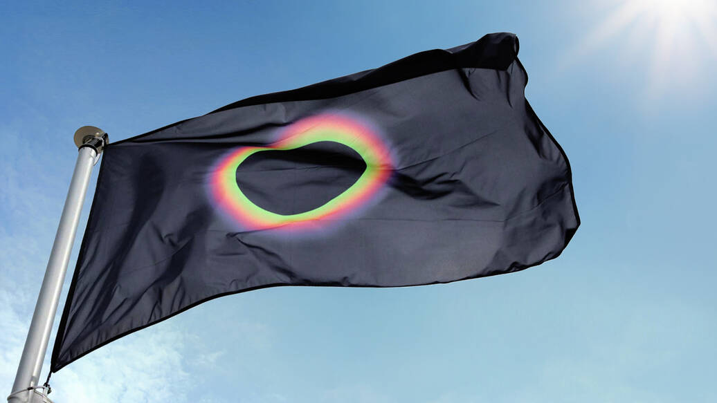 „Sun Safety Flag“: Der flirrende bunte Sonnenkranz auf schwarzem Grund sticht sofort ins Auge.(Foto: Deutsche Krebshilfe/Vladimir Krug)