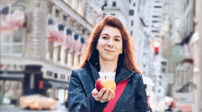 Darmkrebs-Betroffene Esther mit einem gesunden Apfel in der Hand