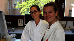 Studienleiterin Professorin Dr. Silke Kuphal (l.) und Mitarbeiterin Lucia Haller
