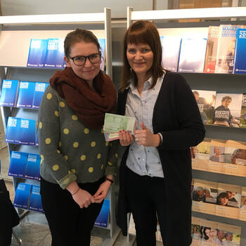 Inka Lohrmann (links) übergibt die Spendensumme an Monika Albers, Deutsche Krebshilfe.