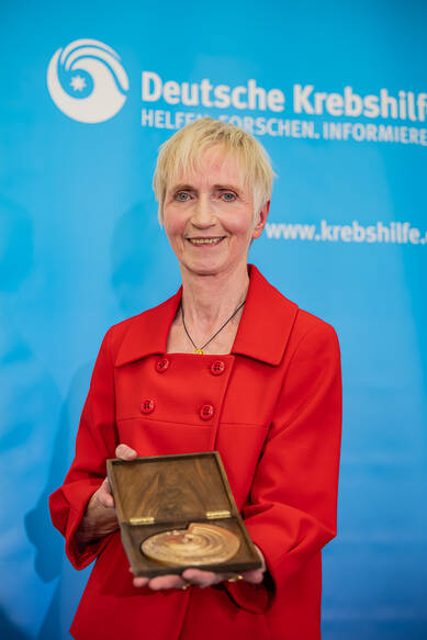 Maria Haß mit der Deutsche Krebshilfe Medaillen Bonn: Deutsche Krebshilfe Preise für die Jahre 2020, 2021 und 2022