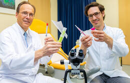 Dr. Peter Hillemanns (links) und PD Dr. Matthias Jentschke mit den HPV-Selbsttests.; Copyright: Karin/MHH