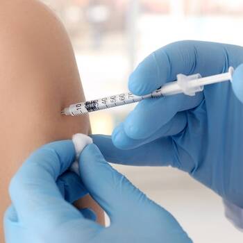 Krebs vorbeugen: Impfungen für Kinder © Adobe Stock / Africa Studio