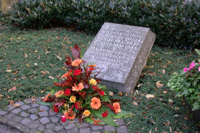 Grabstein von Mildred Scheel mit Blumen