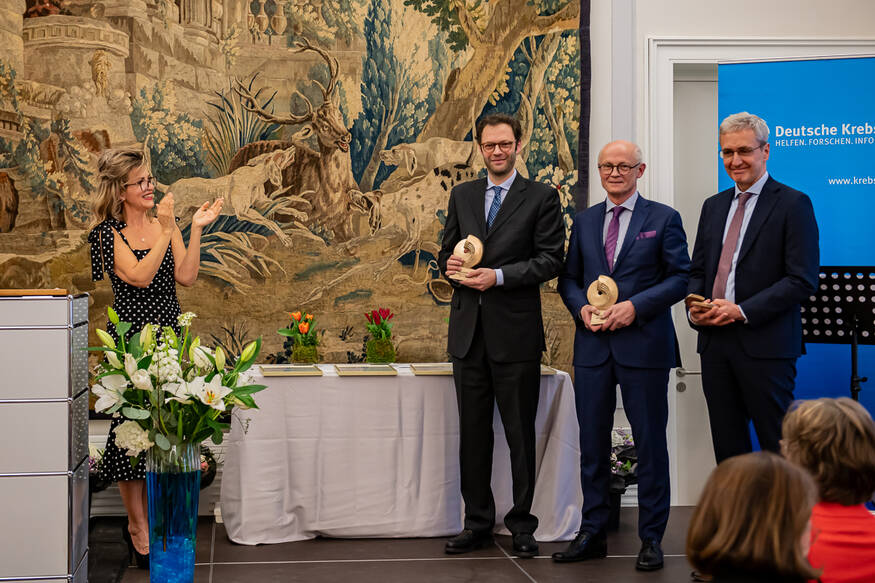 Deutsche Krebshilfe Preis 2023: Anne-Sophie Mutter, Präsidentin der Deutschen Krebshilfe, mit den drei Preisträgern