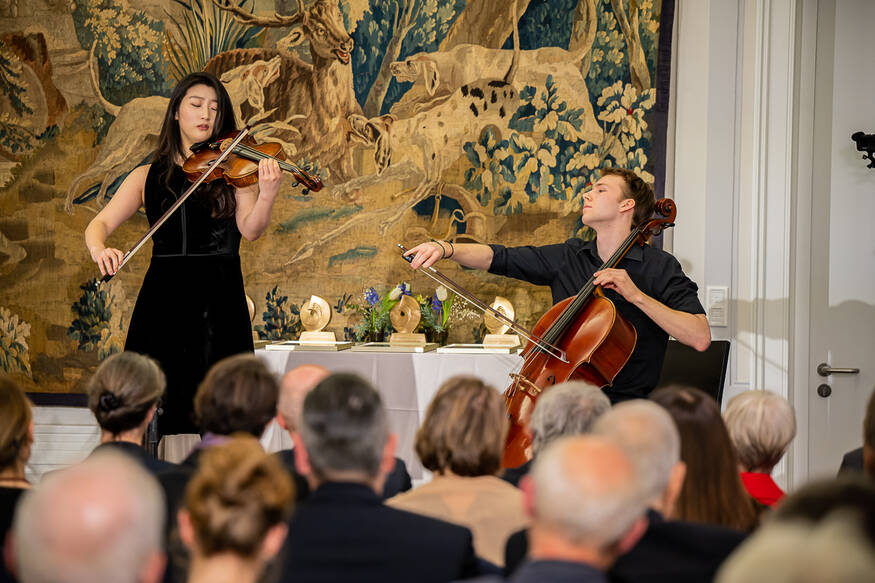 Musikalische Begleitung des Festakts durch Hwayoon Lee an der Violine und Lionel Martin am Violoncello (Foto: www.angeknipst.de/Deutsche Krebshilfe)