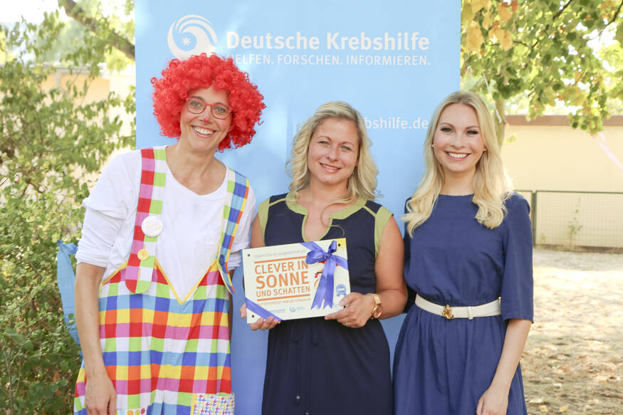 SonnenschutzClown Zitzewitz, Steffi Hosemann, Leiterin der „Anne Frank-Kita“ in Weißenfels, und Susanne Klehn