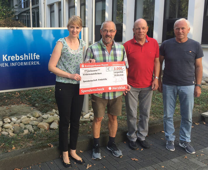 Josef Ant (2.v.l.) übergibt die symbolischen Spendenscheck in Höhe von 3.000 Euro an Silvia Schuth, Mitarbeiterin der Deutschen Krebshilfe.