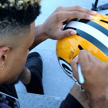 Der deutsch-amerikanische Footballspieler EQ St. Brown unterschrieb den Replika-Helm, der für den guten Zweck versteigert wurde.