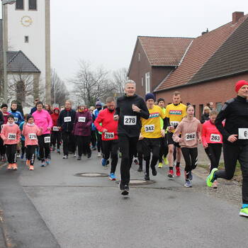 231 Sportlerinnen und Sportler nahmen am 19. Silvesterlauf des SC Blau-Weiß Ostenland e.V. teil.
