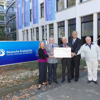 Bei der 20. Modellbauaustellung kamen 76.000 Euro für krebskranke Kinder und Jugendliche zusammen. In Bonn wurde der symbolische Scheck übergeben.
