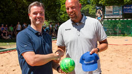 Christian Greiten, Deutsche Krebshilfe, und Axel Kromer, Vorstand Sport des Deutschen Handballbundes (DHB)