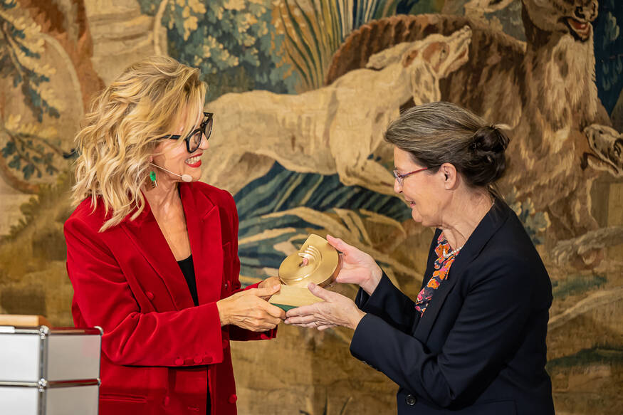 Anne-Sophie Mutter überreicht die Auszeichnung für den Deutsche Krebshilfe Preis 2020 an Dr. Agnes Glaus