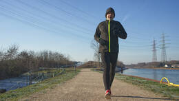 Fit in das Jahr 2021: Deutsche Krebshilfe rät zu Bewegung mit Abstand – Laufender Mann im Winter